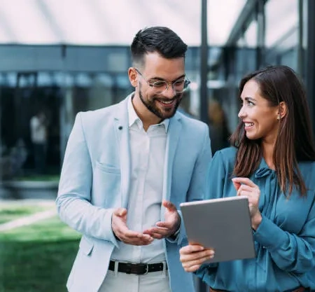 Agent immobilier renouvelant sa carte professionnelle avec le pack 42h